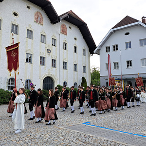 Feierlicher Einzug in die Kirche