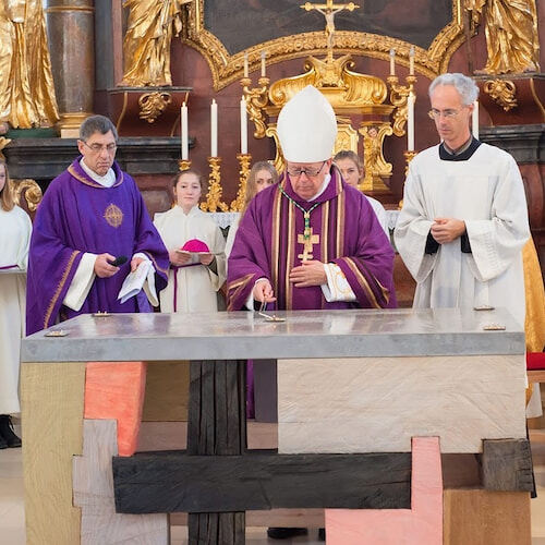 Altarweihe durch Bischof Dr. Ludwig Schwarz