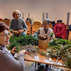 Palmbuschen binden in der Pfarre St. Quirinus