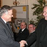 20 Jahre im Domkapitel (2002), Bischof Aichern gratuliert.