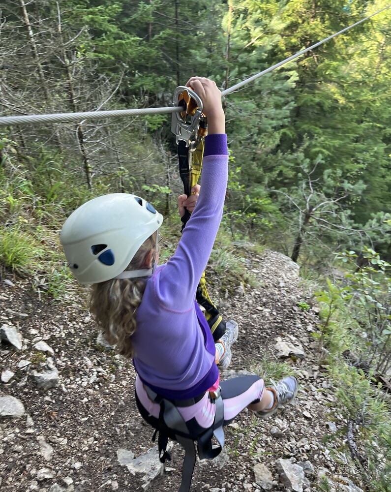 Klettersteig / Konrad Pilz/KMB Ein Kind am Flying Fox
