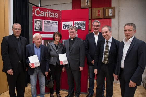 V. l.: Diözesanadministrator Jakob Bürgler, Günther Steinkelderer (Neffe des ersten Caritasdirektors) mit Gattin Christine, Bischof Manfred Scheuer, Caritasdirektor Georg Schärmer, Diözesanarchivar Martin Kapferer und Mitherausgeber Josef Walder