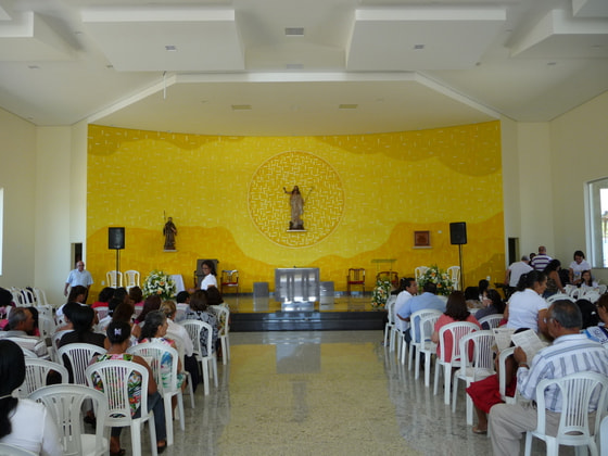 Kirchen-Innenraum vor der Altarweihe. © Lederhilger