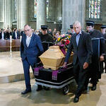 Personen aus der Pfarre Linz-St. Margarethen geleiteten den Sarg nach draußen