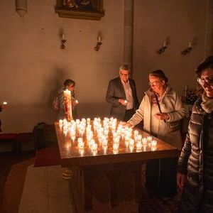 Die Teilnehmer:innen zogen in einer Prozession zur Kirche, wo sie ihr Licht auf den Altar stellten.