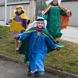 Sternsinger in Kirchdorf an der Krems:60 Kinder und 2 Gruppen Erwachsene besuchen in Kirchdorf 20 Gebiete am Samstag, Montag und Dienstag. 'Mehr als 100 Personen sind in unserer Pfarre an der Dreiköngis-Aktion beteiligt. Das ist schön, dass sich so 