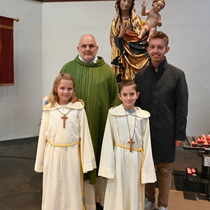 Foto mit den neuen MinistrantInnen, Amelie Schauerhofer und Daniel Preinstorfer, P.Markus Zimmermann, sowie MinistrantInnenleiter Jonas Kern