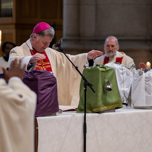 Bei der Chrisammesse werden die heiligen Öle geweiht.
