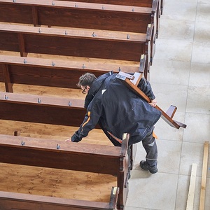 Kirchenbänke vollständig da