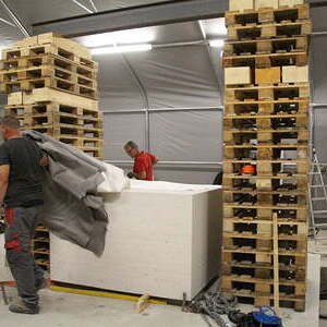 Exakte Positionierung des neuen Altars auf der Altarinsel