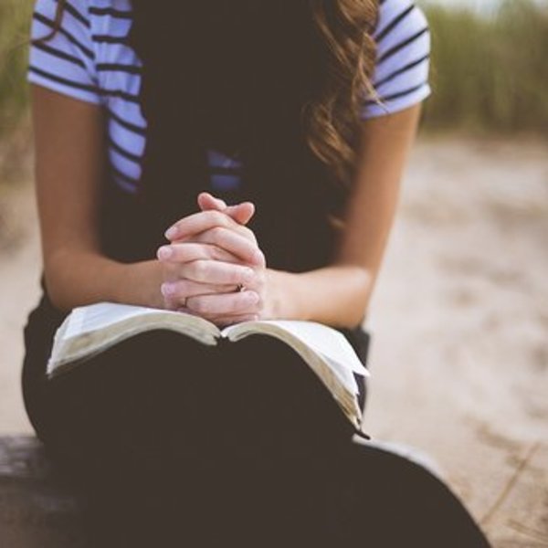 Stand Mädchen Beten