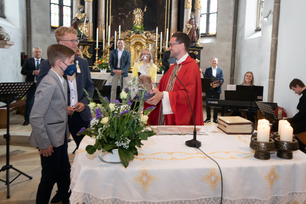 Firmkandidaten bedanken sich beim Firmender / © Erwin Pils Firmkandidaten bedanken sich beim Firmender