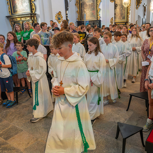 Kirchdorfer Minis beim Einzug zum lebensfrohen Gottesdienst