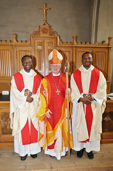 Bischof Manfred Scheuer mit den beiden Neupriestern Maximus Oge Nwolisa (l.) und Francis Chiduluo Abanobi.