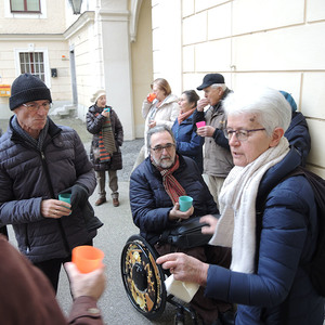 Stärkung vor dem Rückmarsch mit Tee und Kuchen im Stiftshof 