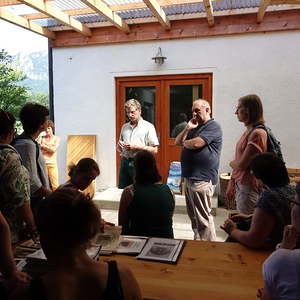 Orgelbaumeister Alois Linder und die Exkursionsteilnehmer