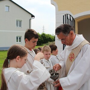Der Diakon bereitet das Weihrauchfass vor.
