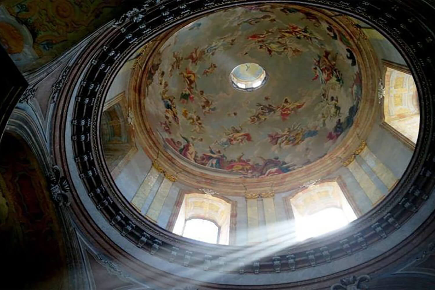 Kuppelaufblick in die Salesianerinnenkirche