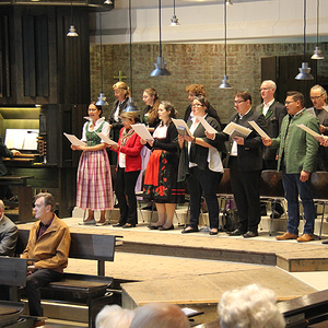 Uwe Harrer an der Orgel, daneben Cantus Michaelis Chor
