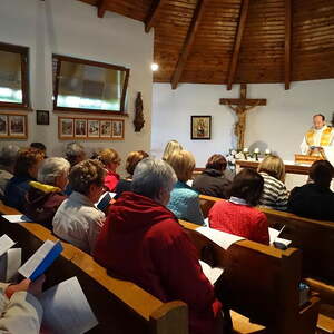 Maiandacht bei der Hipfkapelle ... wegen Verdachts auf Regen in der Ernstinger Kapelle                             