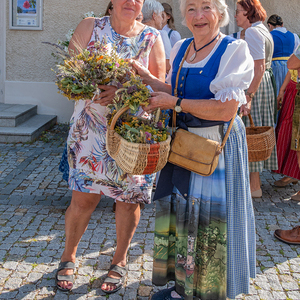 Büscherl werden am Ende vom Gottesdienst verteilt