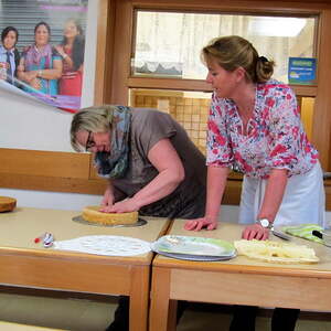 Torten verzieren, Pfarre Neumarkt im Mühlkreis