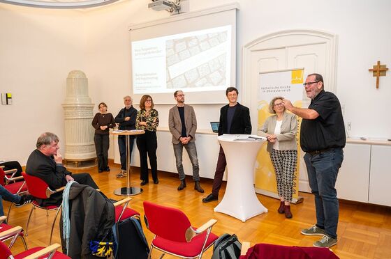 Buchpräsentation: Neue Perspektiven auf Kriegerdenkmäler / © Diözese Linz / Thomas Markowetz Willi Seufer-Wasserthal, langjähriger Leiter des Bildungszentrums Maximilianhaus in Attnang Puchheim und designierter Pastoralvorstand der zukünftigen Pfarre Hausruck-Ager, hat mit Isolde Schmid die Podiumsdiskussion der Tagung von 2024 zusammengefas