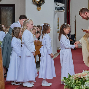 Die Kinder dürfen das erste Mal das Heilige Brot empfangen