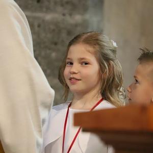 Zum Schluss bekommen sie ein gesegnetes Kreuz überreicht.