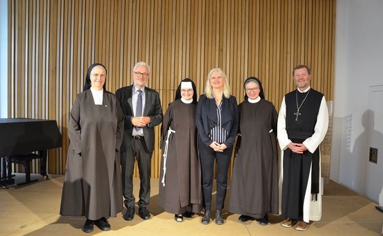 V. l.: Sr. M. Michaela Pfeiffer-Vogl, Bischofsvikar für Orden Adi Trawöger, Sr. Justina Enzenhofer, Elisabeth Birnbaum, Sr. Barbara Lehner, Abt Reinhold Dessl OCist 