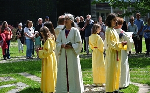 Segnung im Baumkreis