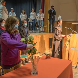 Gedenkfeier an die Opfer des ehemaligen KZ Außenlagers Ternbergzum Thema „Menschlichkeit ohne Grenzen“Bild: Jugendliche tragen für die verstorbenen Menschen des ehemaligen KZ Außenlagers Ternberg Rosen nach vorneFoto: Haijes 