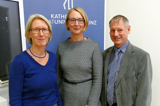 V. l.: Dekanin Univ.-Prof.in Dr.in Anna Minta, Univ.-Prof.in Dr.in Ilaria Hoppe und Rektor Univ.-Prof. Dr. Franz Gruber.