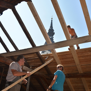 Der Pfarrhof erhielt 2013 einen neuen Dachstuhl