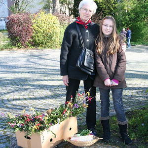 Palmweihe vor der Kirche