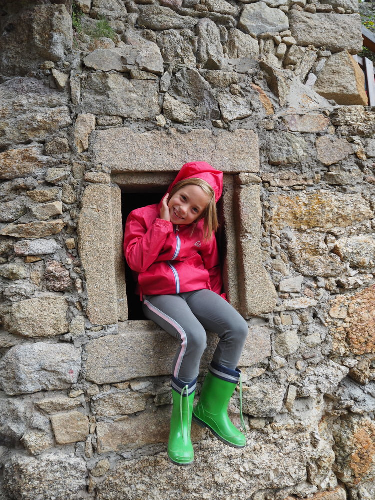 Burg Altpernstein - Kind klettert aus dem Fenster