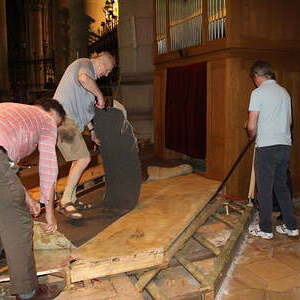 Start der Ausräumarbeiten im Mariendom Linz