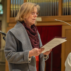 kfb-Vorsitzende Paula Wintereder begrüßt die Feiergemeinschaft.