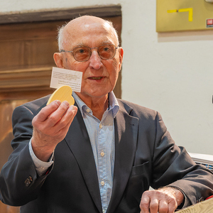 Helmut Tschautscher dankt den Frauen und Männern der Kirchdorfer Feuerwehr mit einem von ihm geschnitzten Herz.