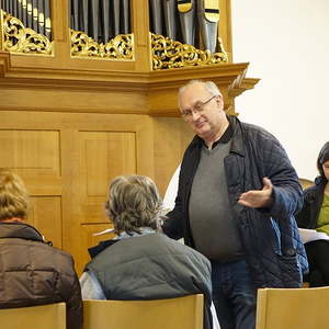 Wolfgang Kreuzhuber mit Teilnehmerinnen am Ökumenischen Orgelseminar in Rutzenmoos
