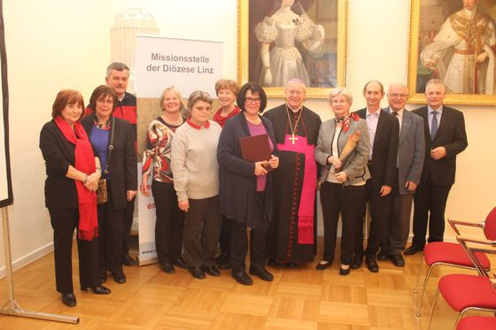 Der „Eine Welt Kreis“ der Pfarre Linz-St. Konrad mit Bischof Ludwig Schwarz, Bundesrat Gottfried Kneifel und Missionsstellen-Leiter Andreas Reumayr.