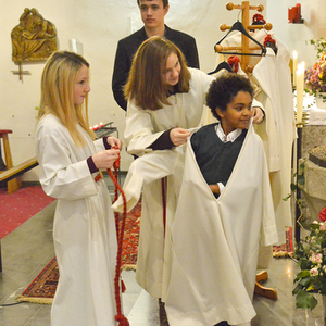 Lebendigkeit der Pfarre Kirchdorf/Krems war am Christkönigs-Sonntag, 23. November 2014 spürbar. Der Gottesdienst stand ganz im Zeichen der Ministranten und Ministrantinnen: Sechs neue wurden aufgenommen. Am Beginn stellten die Mädchen und Buben Fra