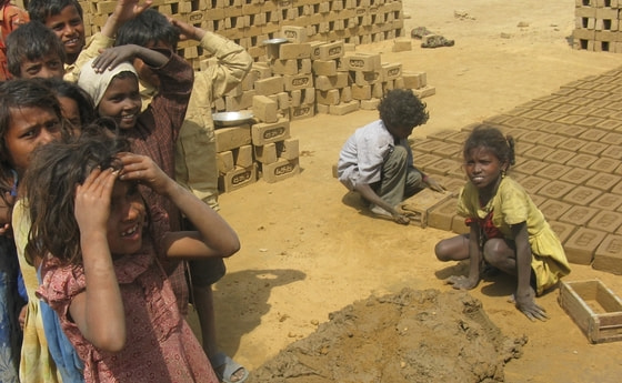 Nein zu Kinderarbeit! Kleine Ziegel-Arbeiter in Indien © Jugend Eine Welt