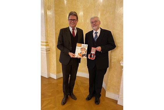 Bildungsminister Martin Polaschek (li.) überreichte Martin Kranzl-Greinecker im Wiener Palais Starhemberg das Silberne Ehrenzeichen für Verdienste um die Republik Österreich
