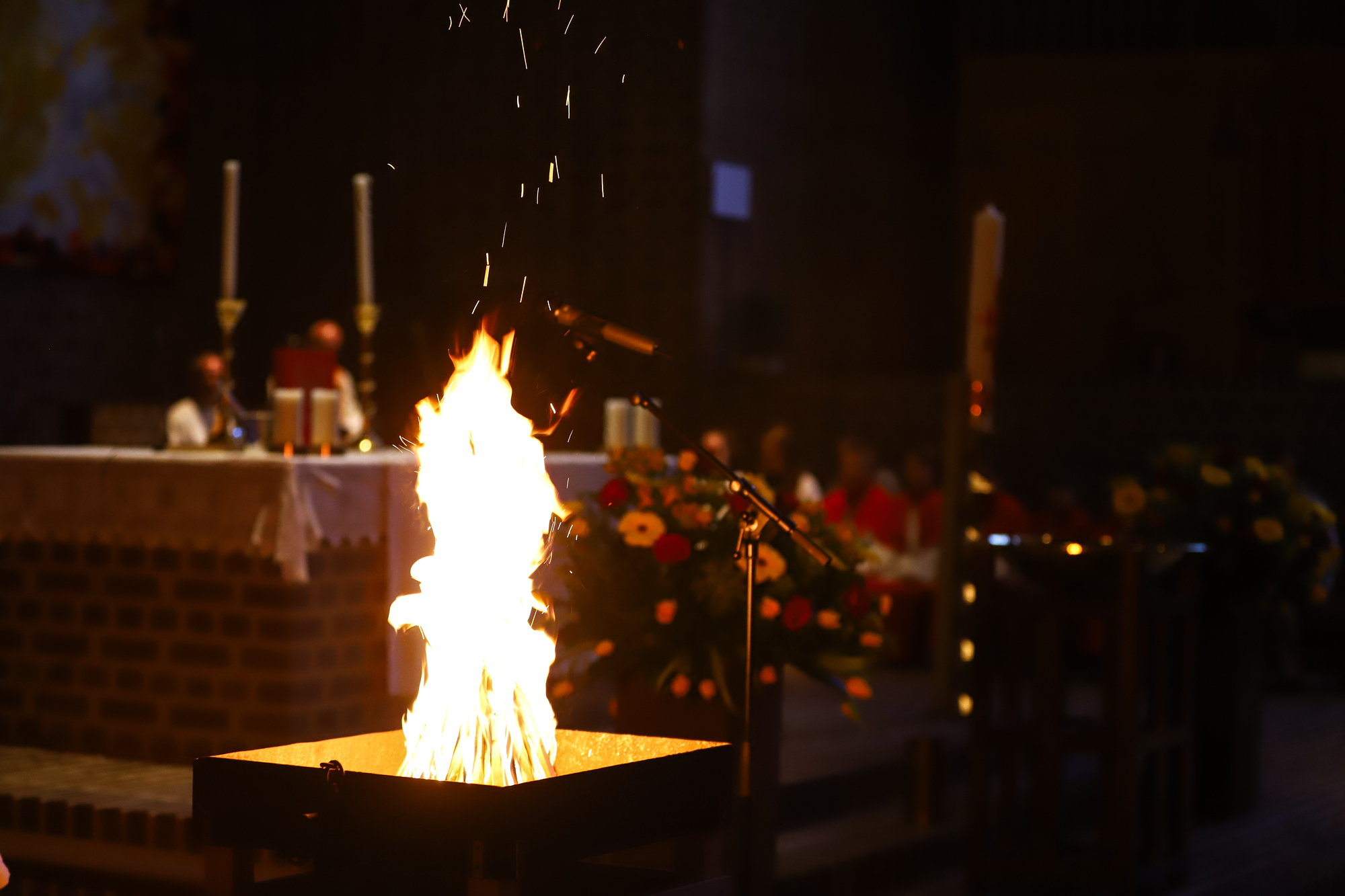 Das Osterfeuer erhellt die dunkle Kirche