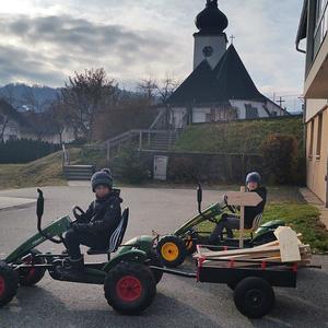 Statt der Elemente bei den Sonntagsgottesdiensten gab es eine Weihnachtswanderung durch den Ort.