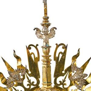 Die Monstranz  stammt aus der Zeit 1630-1640 und ist Silber vergoldet. Hinweis auf die Datierung ist das Augsburger Beschauzeichen 'GE' (Georg Ernst). Ihre Besonderheit ergibt sich durch die Gestaltung mit Cheruben, Engeln, die in der biblischen Über