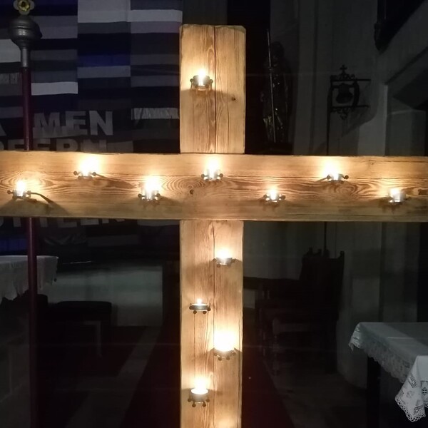 Stimmungsvoll beleuchtetes Holzkreuz