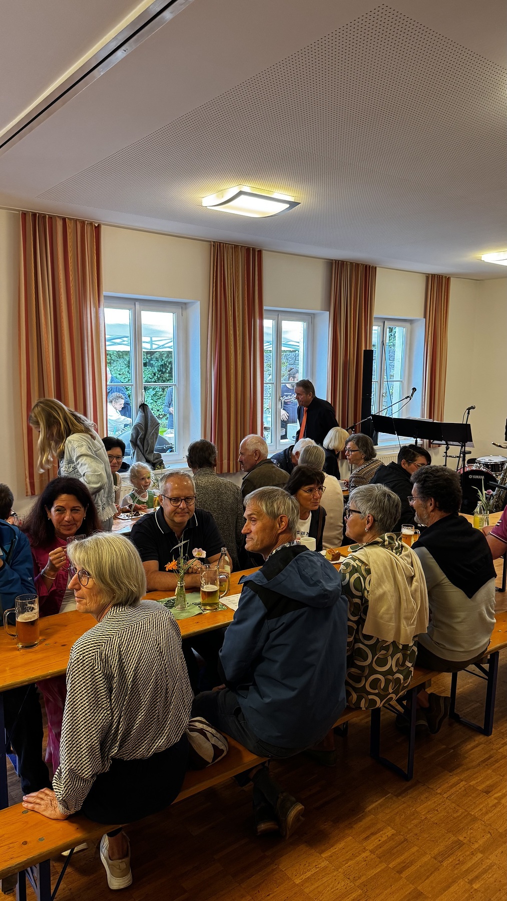 Menschen beim Pfarrfest