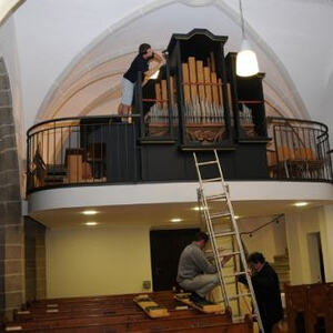 Orgel: Abbau, Stahlkonstruktion der Brüstung, Aufbau